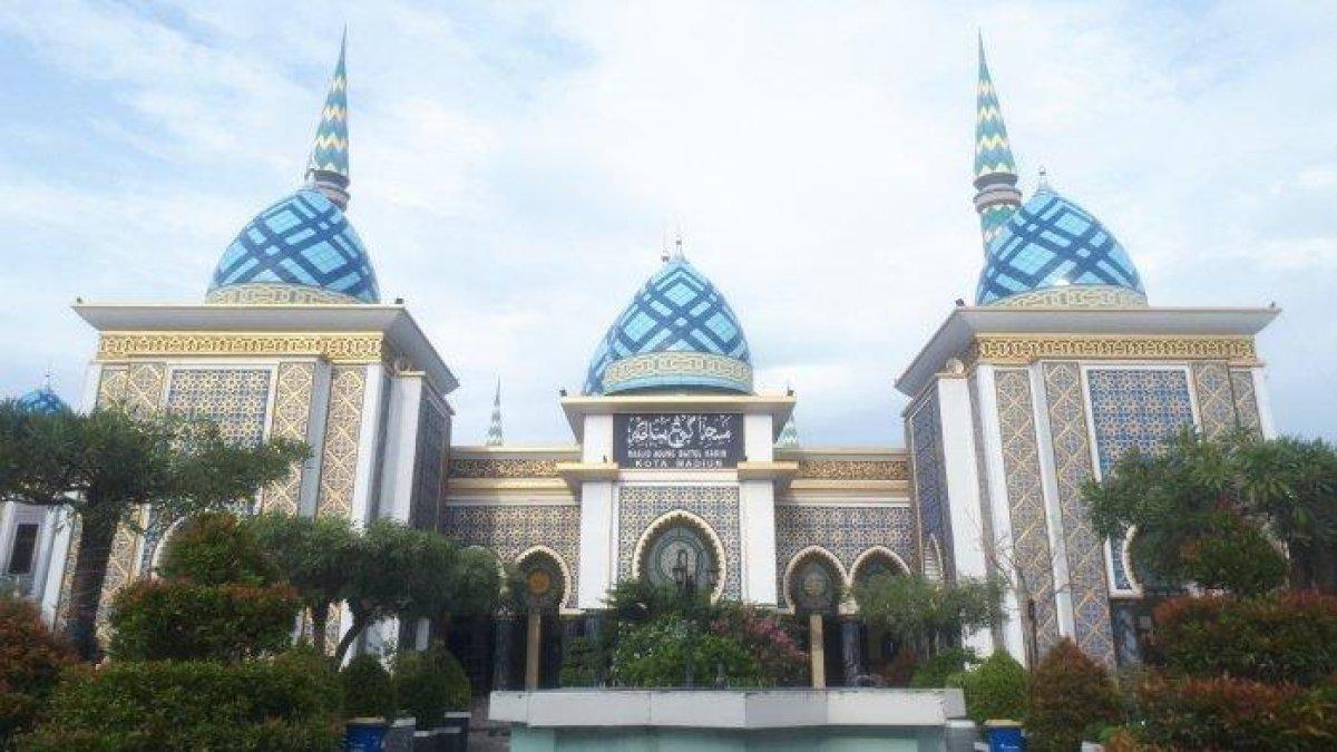 Masjid Agung Baitul Hakim Kota Madiun di Jawa Timur.