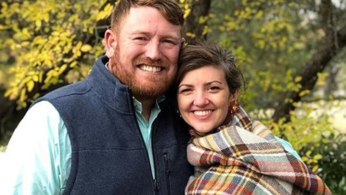 Mason sudah menikah selama 11 tahun dengan Catherine Herring dan memiliki 2 anak.