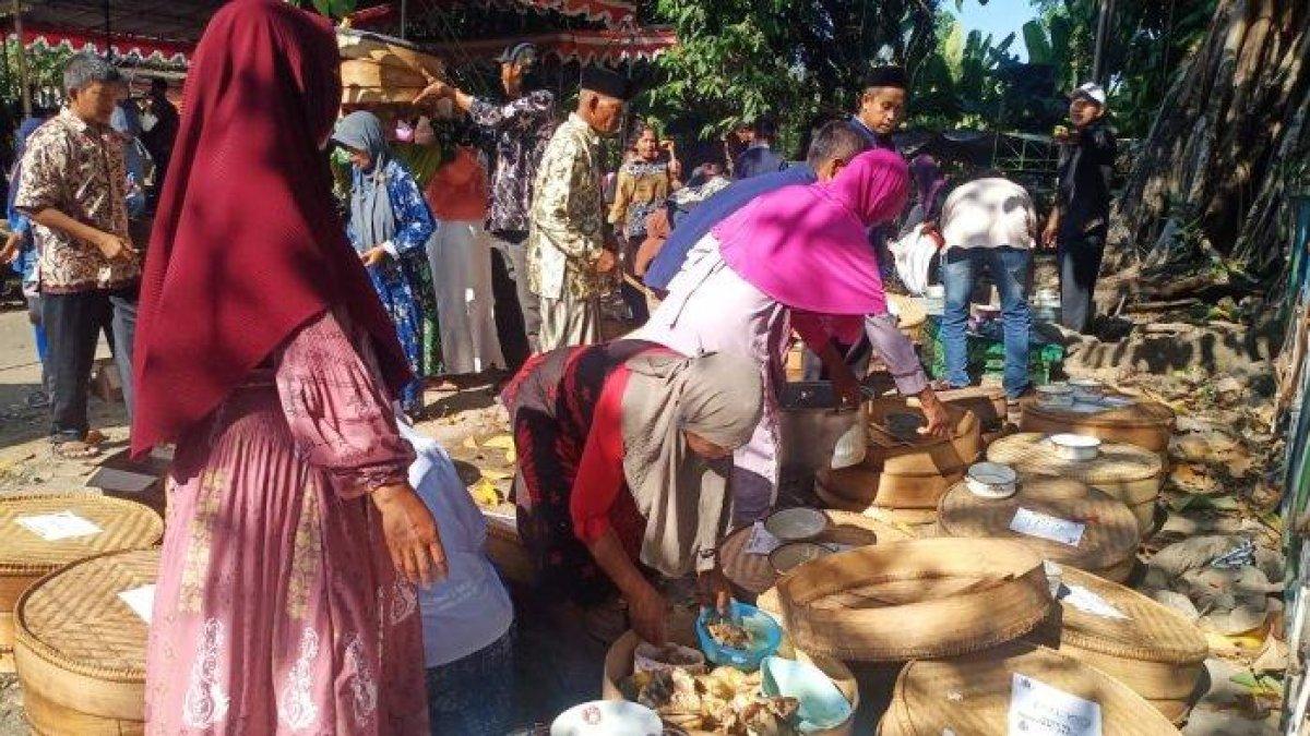 WISATA KLATEN: Masyarakat Desa Pokak, membuat nasi tumpeng
