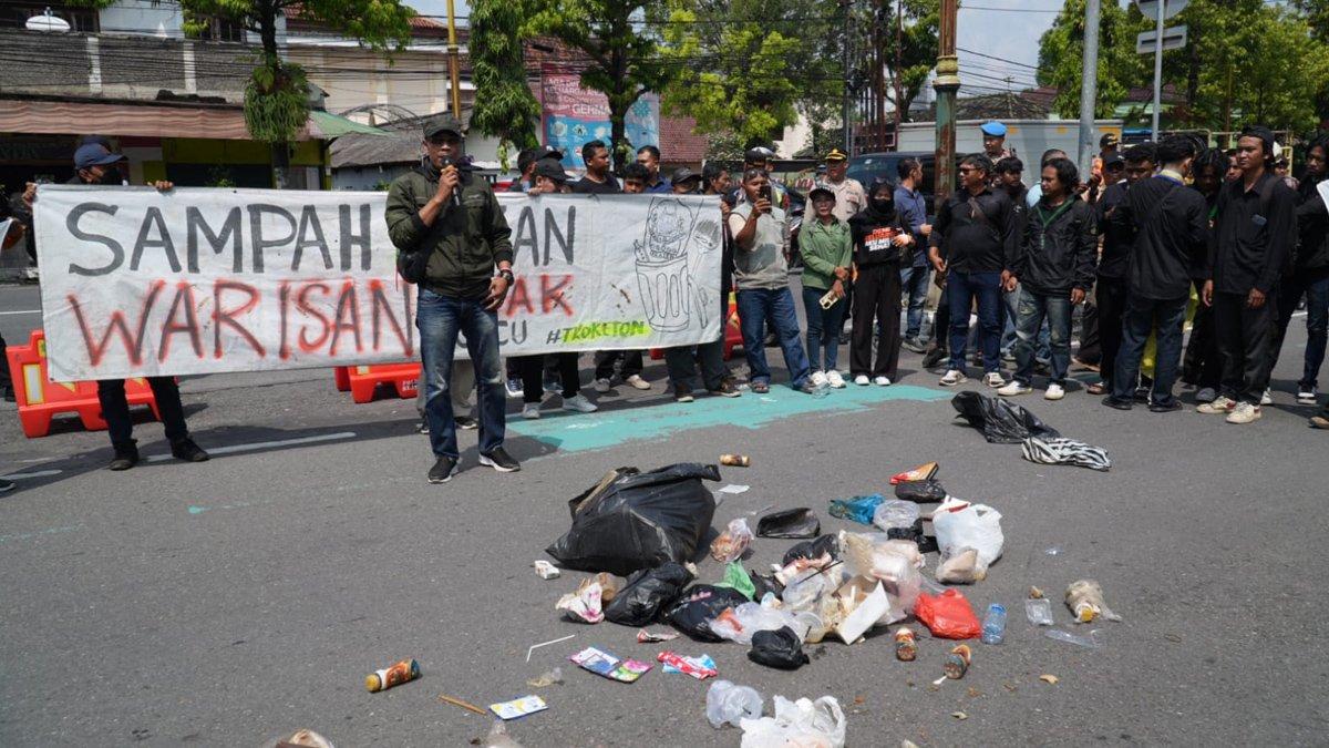 DEMO TPA TROKETON - Puluhan masyarakat dari berbagai desa yang tinggal sekitar TPA Troketon, Kecamatan Pedan, Klaten turun ke jalan lakukan aksi damai bertajuk “Troketon Memanggil” pada Rabu (14/5/2025) di depan Komplek Kantor Bupati Klaten, Kecamatan Klaten Selatan, Klaten.