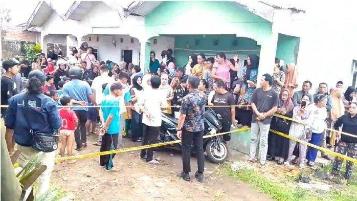 JASAD IBU ANAK - Geger penemuan mayat ibu dan anak dalam rumah kontrakan di Kelurahan Kesambe Baru Kecamatan Curup Kabupaten Rejang Lebong Provinsi Bengkulu, Jumat (2/5/2025). Mayat ibu dan anak itu ditemukan dalam kondisi sudah membusuk.
