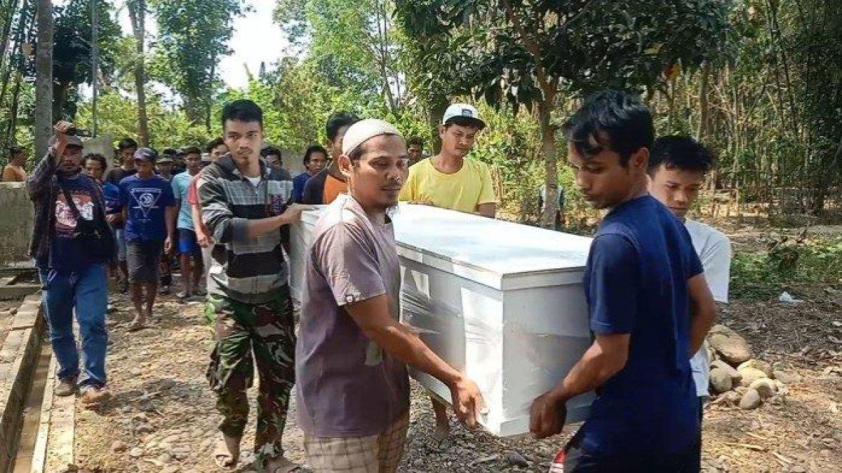 Mayat penemuan korban berseragam pramuka sudah di makamkan