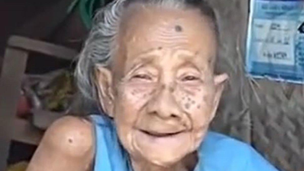 Mbah Rijem tinggal sendirian.