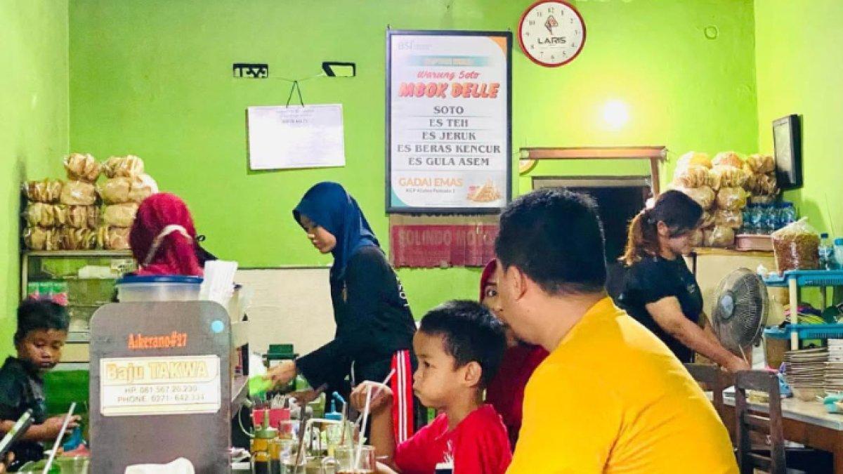 WARUNG SOTO POPULER: Situasi warung Mbok Delle H. Sutarto