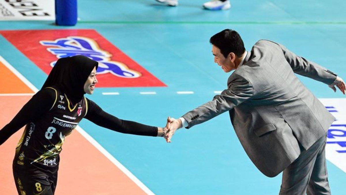 Megawati Hangestri Pertiwi melakukan tos dengan pelatih Daejeon JungKwanJang Red Sparks Ko Hee-jin saat melawan Suwon Hyundai E&C Hillstate, Kamis (12/12/2024).