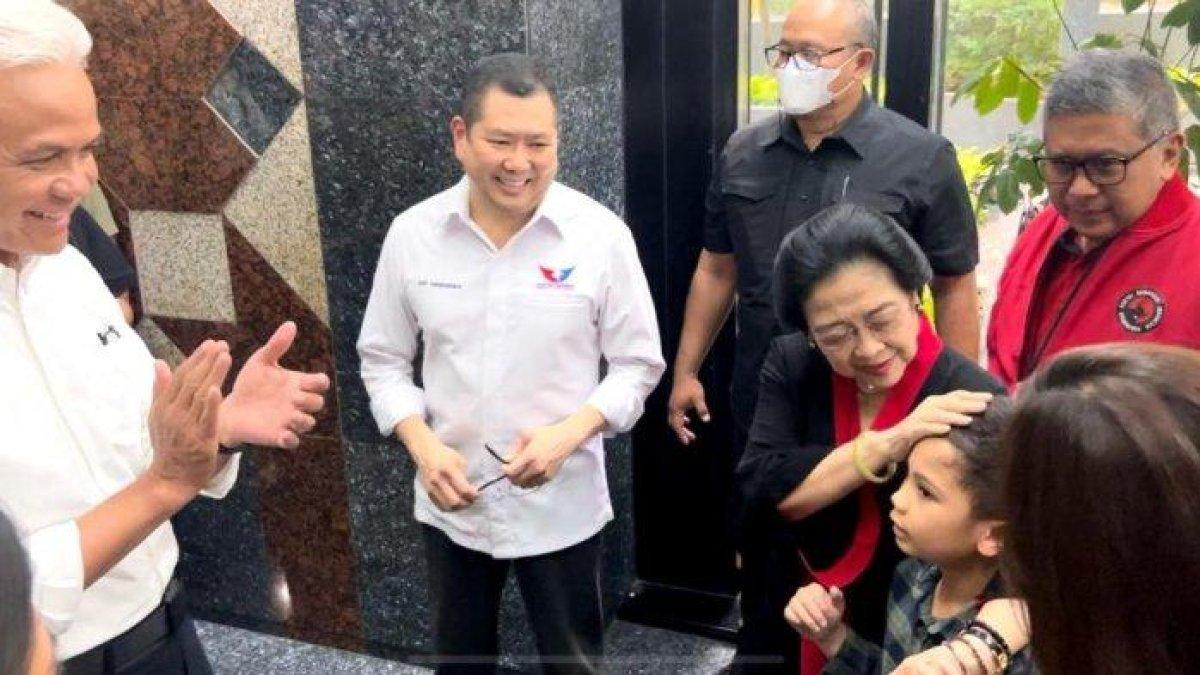 Ketua Umum DPP PDI Perjuangan (PDIP) Prof. Dr. (HC) Megawati Soekarnoputri sempat dihadang oleh siswa SD kelas 2, Edmund Gultom saat hendak mengikuti rapat mingguan dengan Tim Pemenangan Nasional (TPN) Ganjar-Mahfud di Gedung High End, Jakarta, Rabu (3/1/2024).