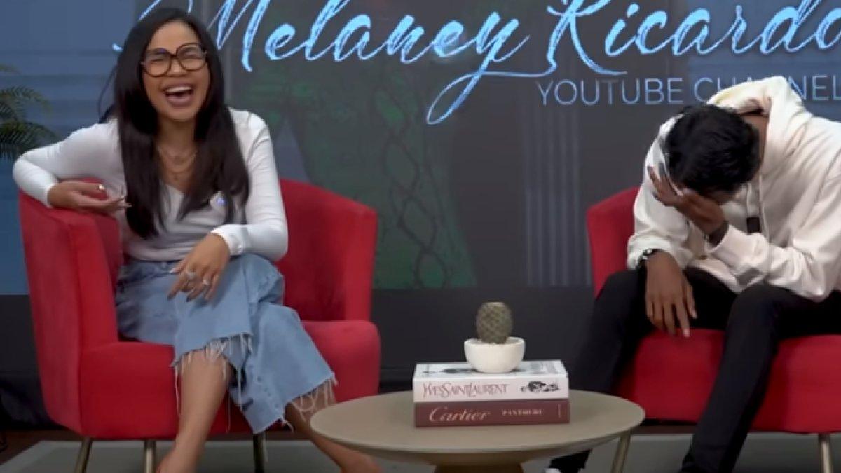 Melaney Ricardo tertawa geli mendengar pengakuan Arya