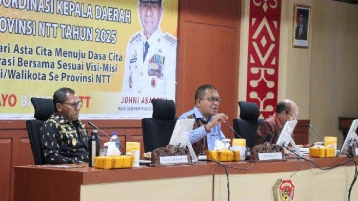 100 HARI KERJA - Gubernur NTT Melki Laka Lena dan Wakil Gubernur NTT Johni Asadoma saat memberikan arahan untuk para Kepala Daerah di NTT, Sabtu (15/3/2025) bertempat di Kantor Gubernur NTT.