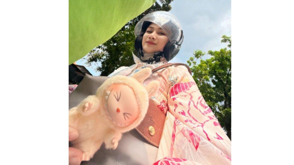 Melody Laksani dengan boneka Labubu miliknya