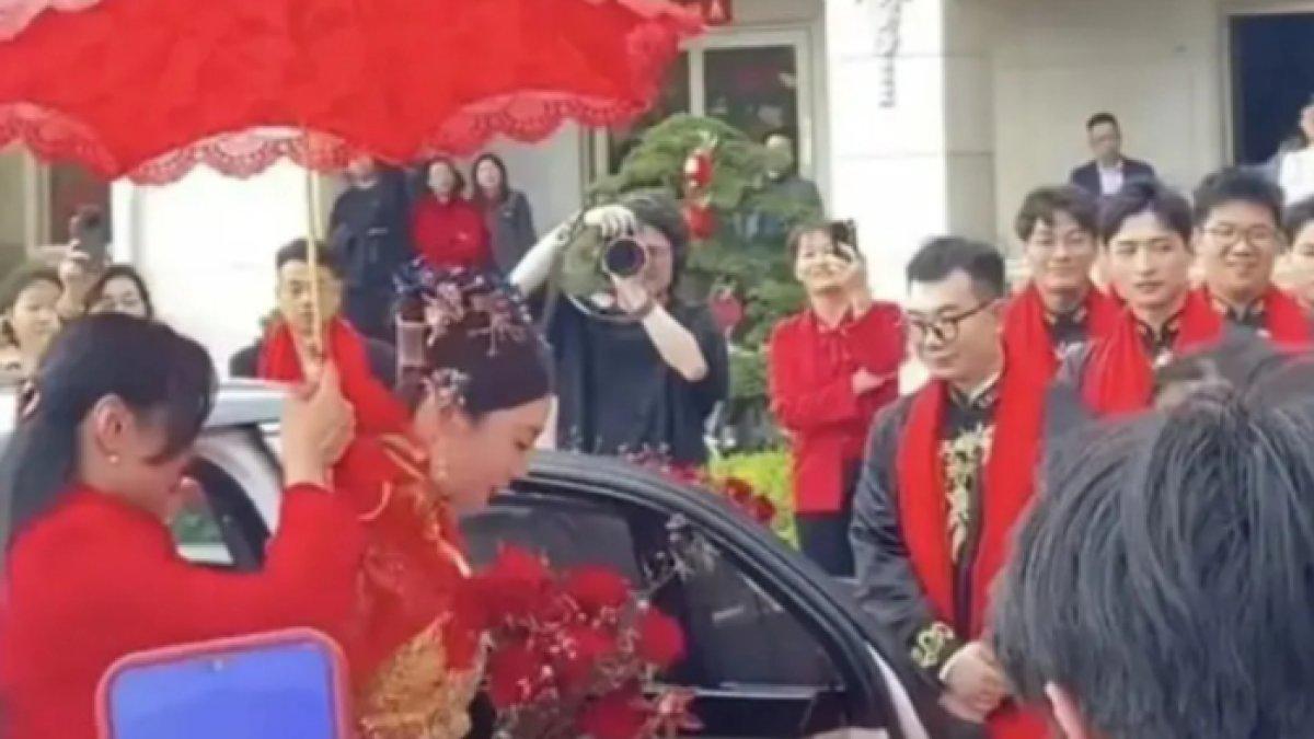 Mempelai pria sebagai Ye Dingfeng dan mempelai wanita sebagai Yang Hanying.