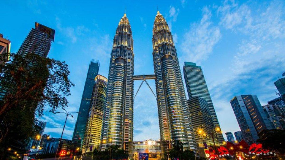 Menara Kembar Petronas, salah satu bangunan ikonik di Kuala Lumpur, Malaysia.