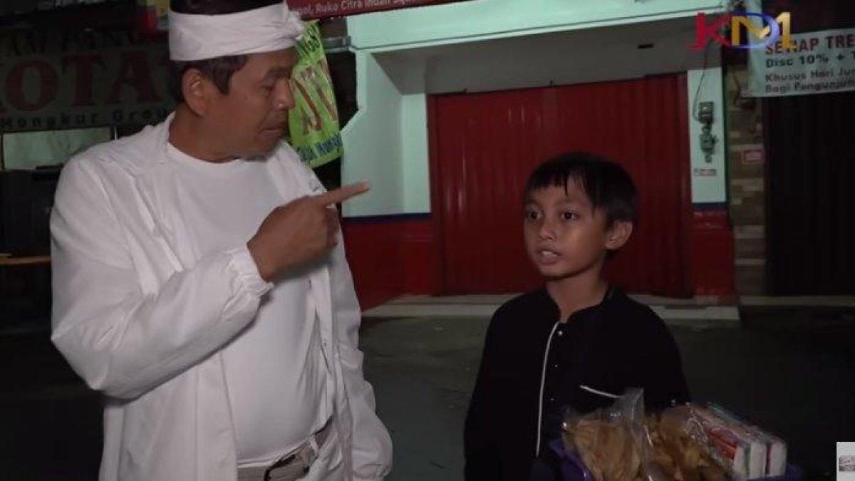 Mengenal sosok Muhammad Habiburrahman Ali, seorang bocah penjual keripik memiliki tabungan jutaan rupiah.  seorang pelajar kelas 4 MI di Bogor.