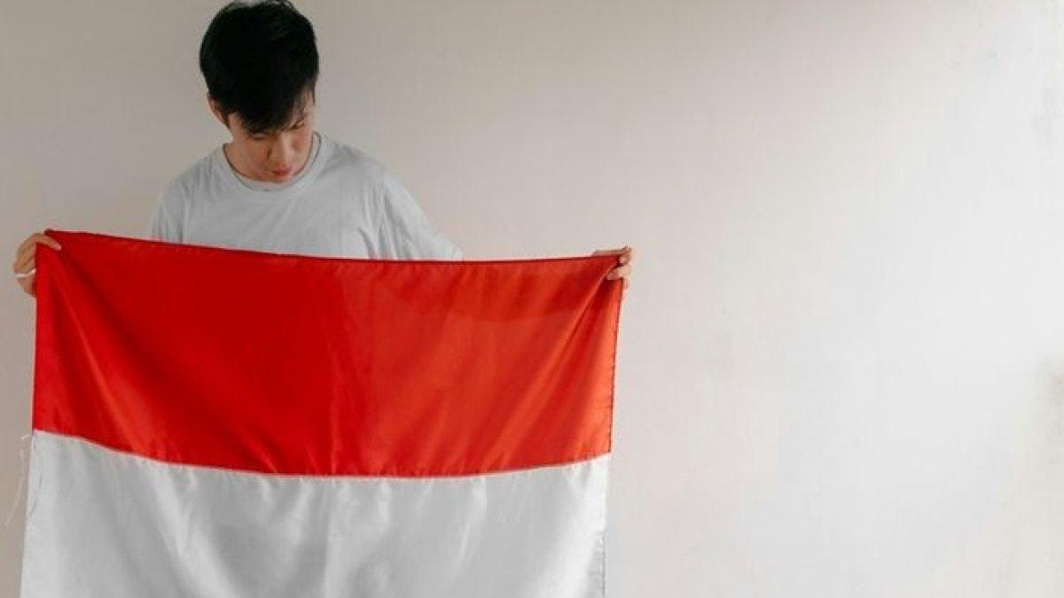 Menghargai simbol negara termasuk salah satu bentuk sikap nasionalisme.