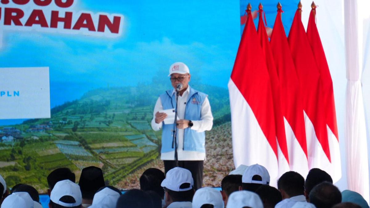 KOPERASI MERAH PUTIH - Menko Pangan Zulkifli Hasan memberikan sambutan saat kegiatan peresmian Kelembagaan Koperasi Desa/Kelurahan Merah Putih (KDMP) se-Indonesia di Desa Bentangan, Kecamatan Wonosari, Klaten, pada Senin (27/7/2025).