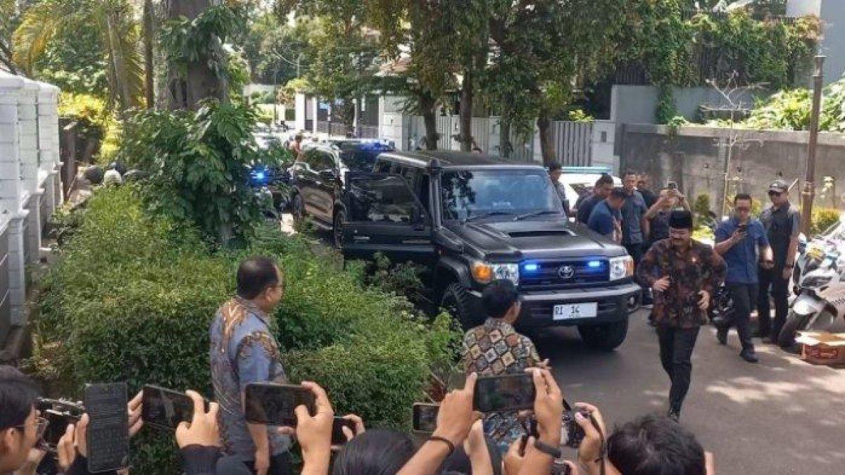 Menko Polhukam Hadi Tjahjanto tampak berlari kecil sumringah ketika turun dari mobil untuk menyalami mantan Menko Polhukam Mahfud MD yang telah menantinya di kediaman Mahfud kawasan Kuningan Jakarta pada Kamis (22/2/2024).