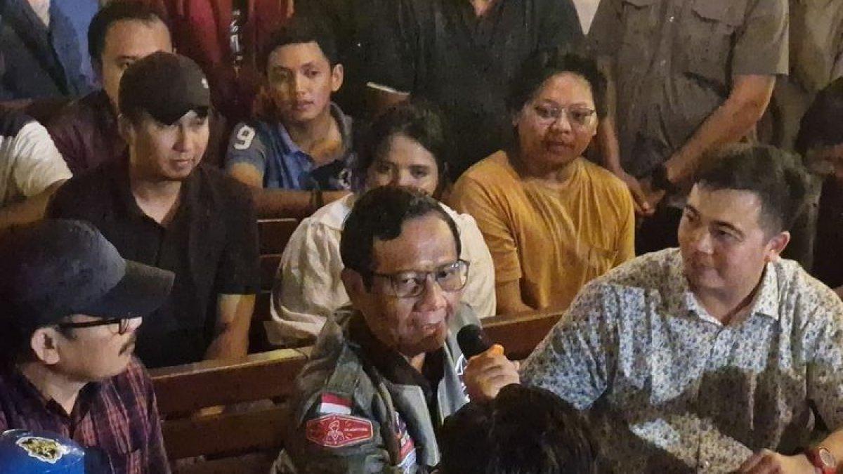 Menkopolhukam Mahfud MD menjawab pertanyaan warga dalam kampanye Tabrak Prof di Kota Semarang, Selasa (23/1/2024).