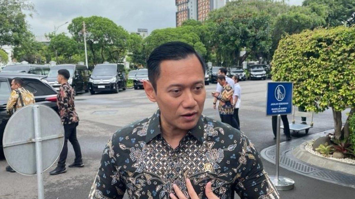 Menteri ATR/BPN Agus Harimurti Yudhoyono (AHY) memberikan keterangan pers sebelum mengikuti sidang kabinet paripurna di Istana Negara, Jakarta, Senin (26/2/2024).
