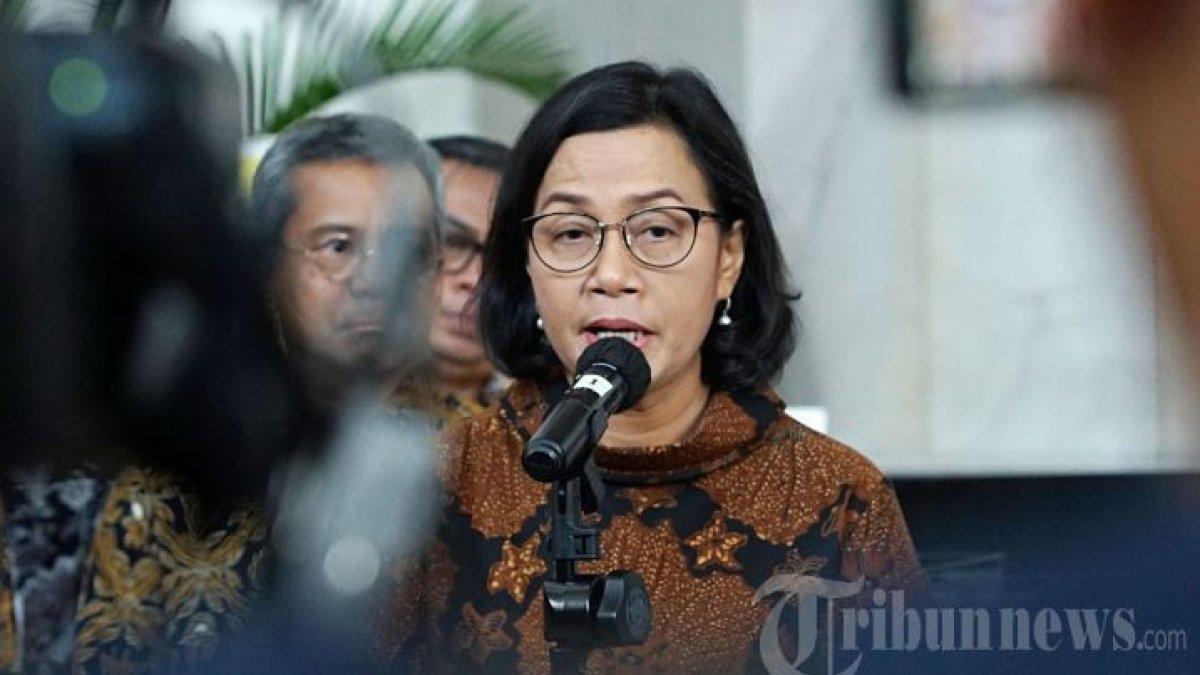 Menteri Keuangan Sri Mulyani saat memberikan keterangan atas kunjungan sejumlah jajaran Partai Gerindra yang tergabung dalam Gugus Tugas Sinkronisasi Prabowo-Gibran di Gedung Kementerian Keuangan, Jakarta Pusat, Jumat (31/5/2024).