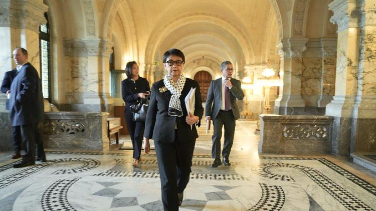 Menteri Luar Negeri Retno LP Marsudi menghadiri sidang Mahkamah Internasional (ICJ) di Den Haag, Belanda, Jumat (23/2/2024) waktu setempat. Makna keffiyeh yang dipakai Menlu Retno Marsudi.