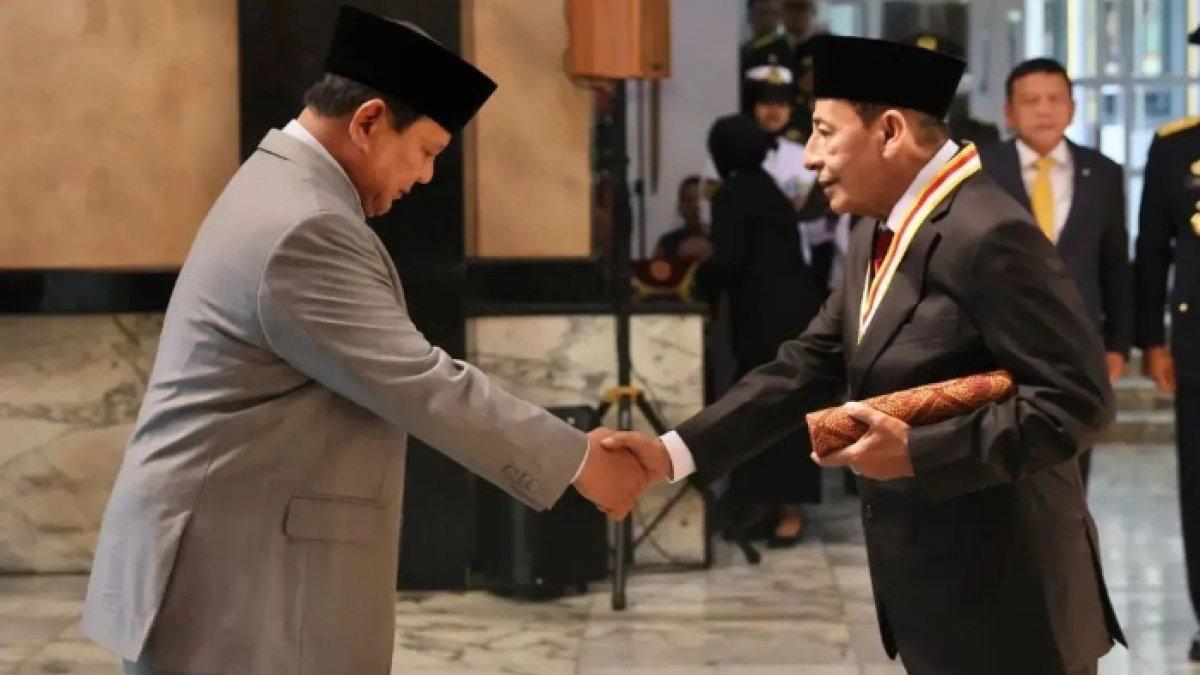 Menteri Pertahanan Prabowo Subianto menganugerahkan Penghargaan Dharma Pertahanan Utama kepada Habib Luthfi.