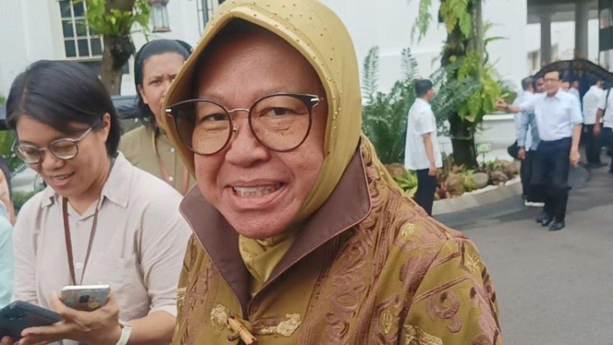Menteri Sosial (Mensos) Tri Rismaharini di Kompleks Istana Kepresidenan, Jakarta, Senin (26/2/2024).