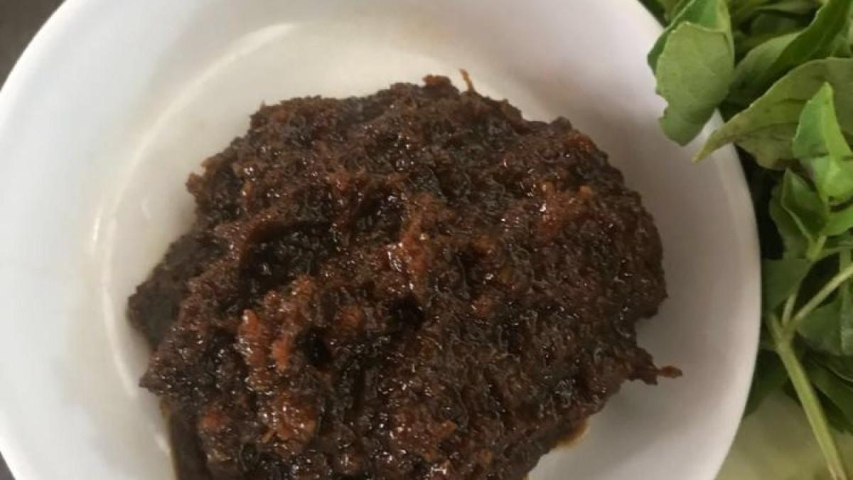 KULINER SUKOHARJO - Menu favorit Presiden Joko Widodo di RM Ayam Goreng Mbah Karto, ayam goreng dengan sambel blondho (sambel yang hitam)
