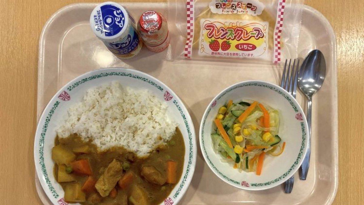 Menu makan siang yang disajikan di sekolah dasar St. Dominics Institute di Okamoto, Tokyo, Jepang, Rabu (24/5/2023). Makan siang bersama ini bagian dari praktik Shokuiku atau edukasi makan untuk membentuk pola makan sehat sejak dini.