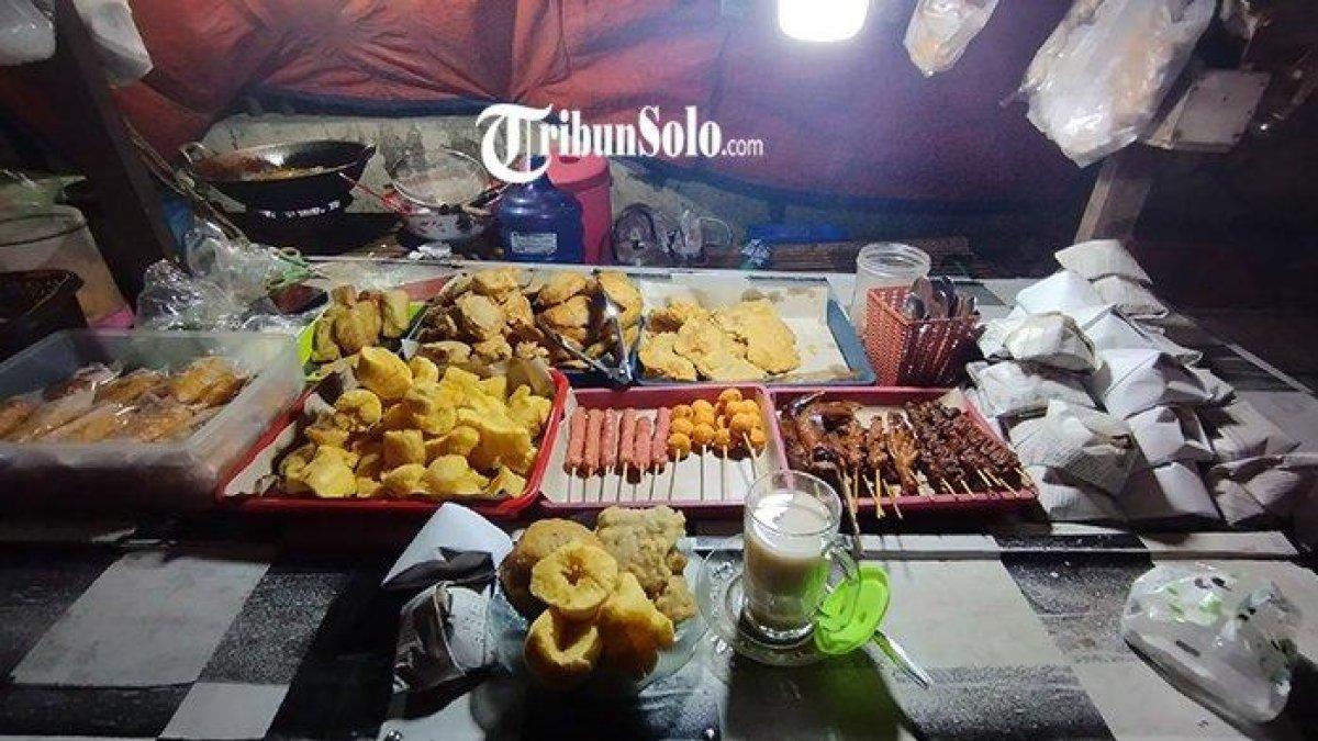 ILUSTRASI ANGKRINGAN - Menu makanan di Angkringan Mbak Dina di Padangan, Bulan, Wonosari, Klaten.