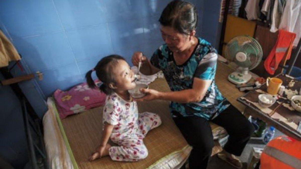 Mertua membujuk anak itu untuk makan.

Namun setelah makan sendok pertama, tiba-tiba bayi menangis dan memuntahkan semua makanannya.