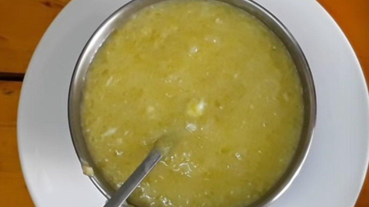 Mertua suapi cucunya makanan yang dihangatkan berkali-kali