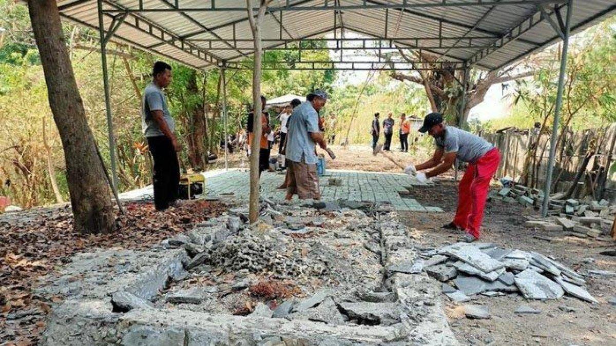 Meski warga melakukan penolakan, makam palsu di Perumahan Alam Bukit Raya (ABR), RW 20, Desa Suci, Kecamatan Manyar, Gresik, tetap dibongkar, Rabu (20/9/2023).