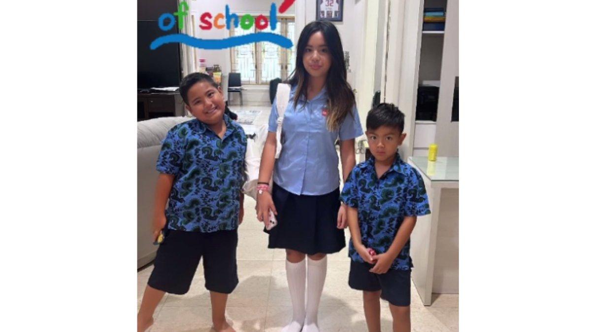 Mikha bersama kedua adiknya