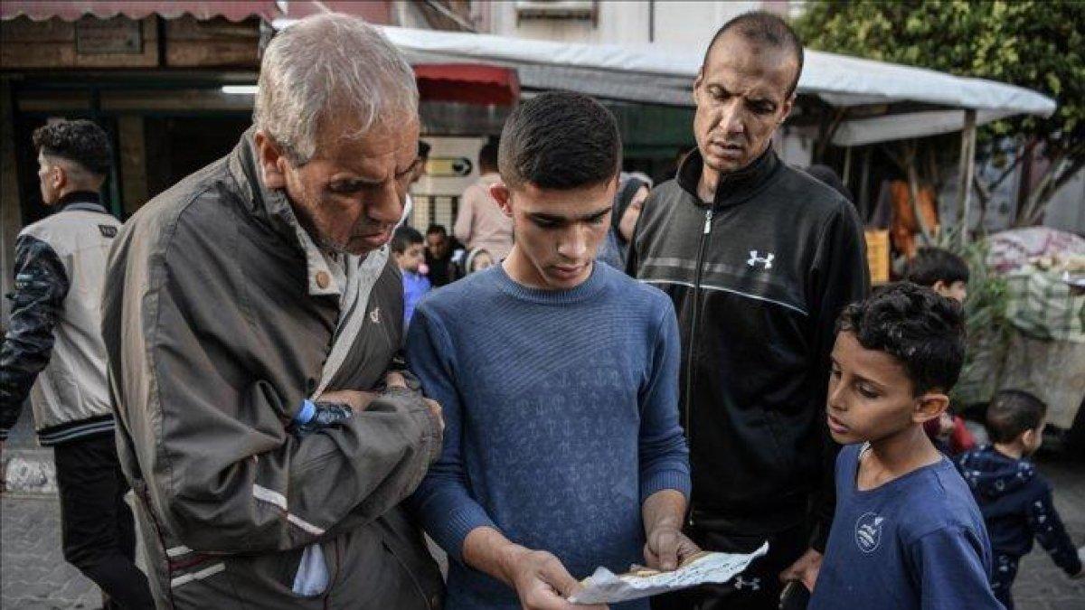Militer Israel, IDF, menyebarkan selebaran yang menawarkan imbalan uang kepada siapa saja yang bisa memberikan informasi di mana letak persembunyian para pemimpin Hamas ke mereka kepada warga Palestina di Gaza, Kamis, 14 Desember 2023.