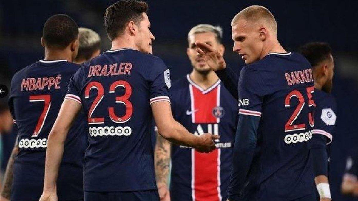 Mitchel Bakker (kiri), eks bek kiri Paris Saint-Germain (PSG) yang kini bermain di LOSC Lille.