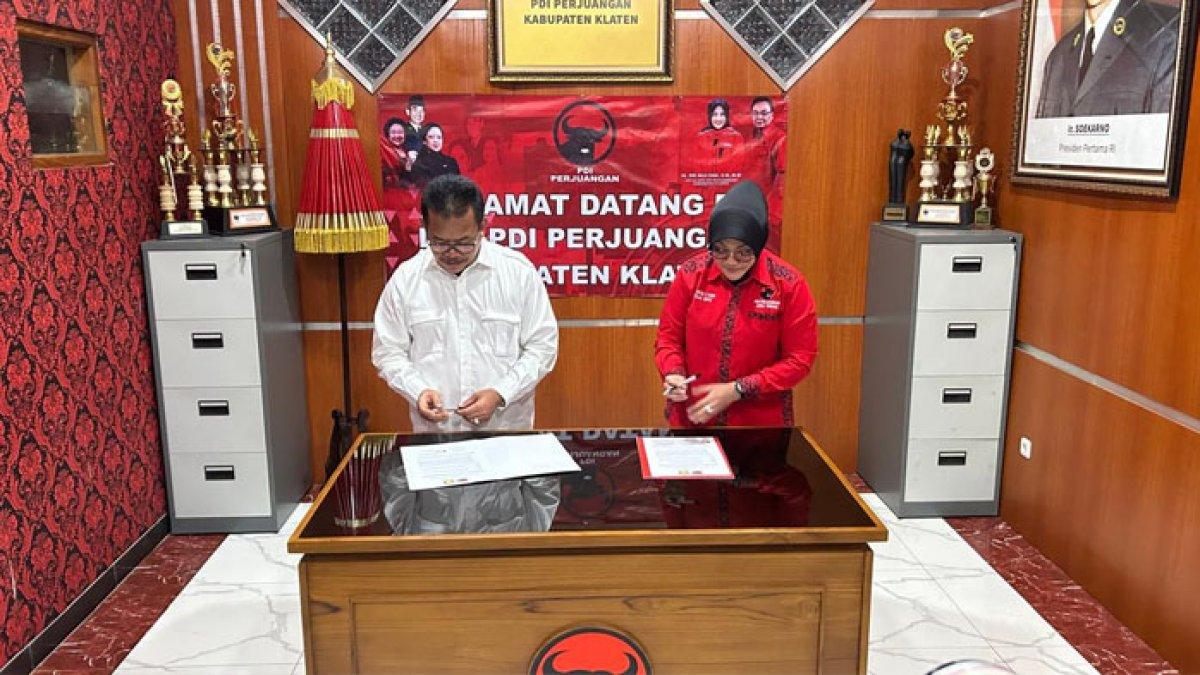 MoU koalisi oleh Ketua DPC PDIP Klaten Sri Mulyani dan Ketua DPC Gerindra Hariyanto