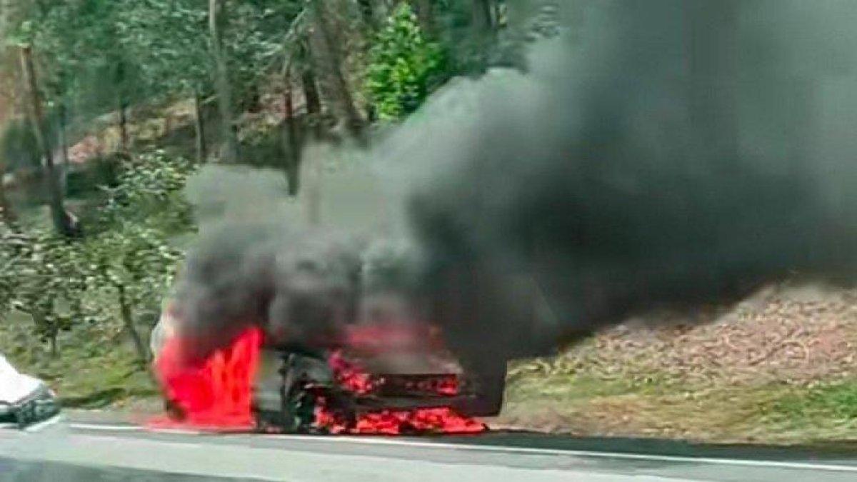 Mobil Avanza terbakar di Tol Cipularang