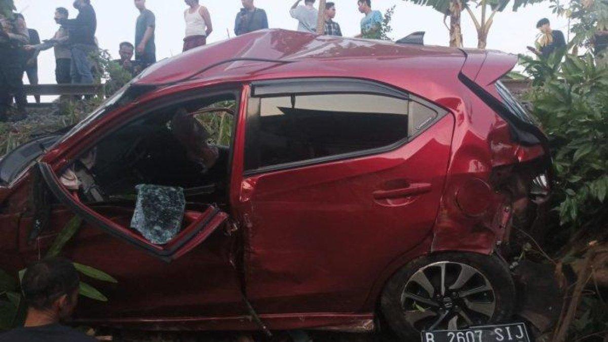 Mobil Honda Brio merah tertabrak kereta api di Kampung Baru atau sekitar kampus Unila