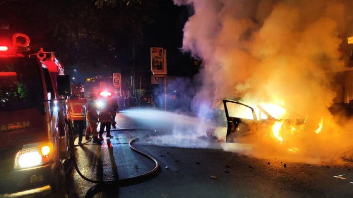 Mobil Jazz meledak setelah menabrak warung kelontong di Malang, Jawa Timur, pelaku diduga mabuk