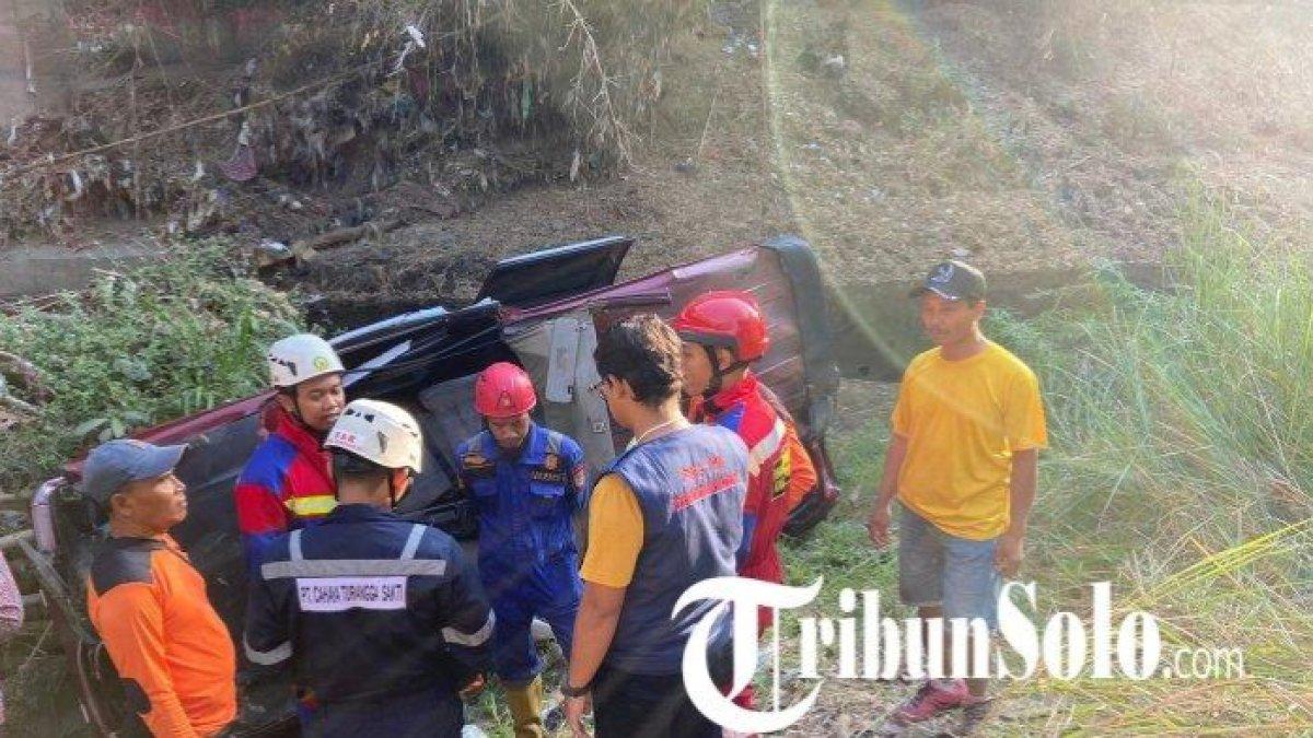 Mobil Panther tabrak pembatas jalan dan terjun ke jurang di Sukoharjo, 1 orang tewas