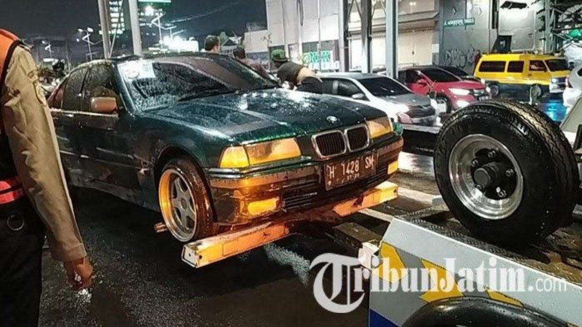 Mobil Sedan BMW yang terlibat kecelakaan dengan motor di dekat ruas Jembatan Flyover Mayangkara, Wonokromo, Surabaya, saat dievakuasi menggunakan truk derek Dishub Kota Surabaya, Rabu (17/1/2024).