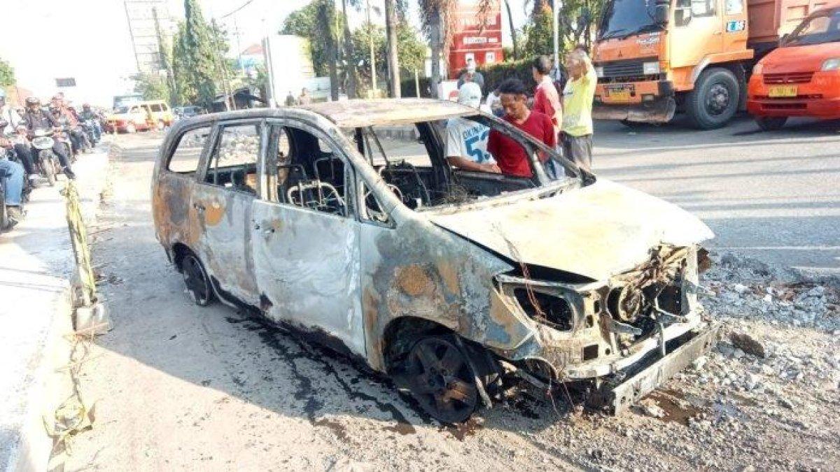 Mobil Toyota Avanza terbakar akibat masalah kelistrikan di mobil tersebut. Ditemukan pula lima tabung elpiji di dalam mobil tersebut selepas polisi memeriksanya, Tugu, Kota Semarang, Selasa (5/9/2023).