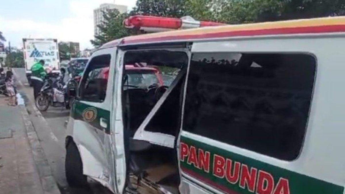 Kecelakaan maut yang melibatkan mobil ambulans dan mobil Agya terjadi di Batam, Kepulauan Riau.