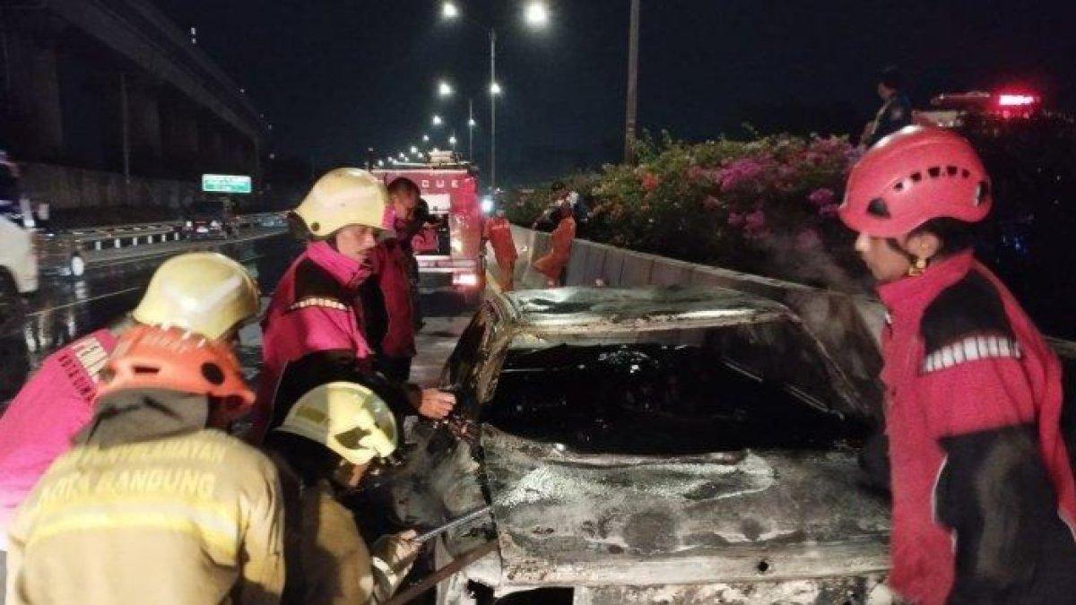 Mobil di Tol Padaleunyi terbakar dan menyebabkan pengemudi tewas