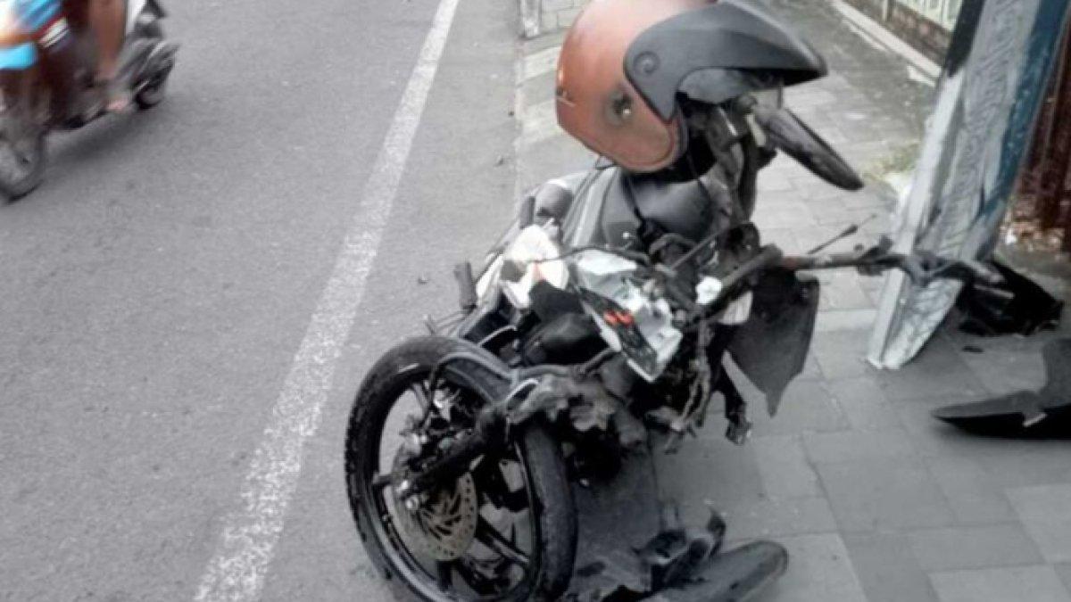 Mobil jazz tabrak 2 motor hingga ringsek