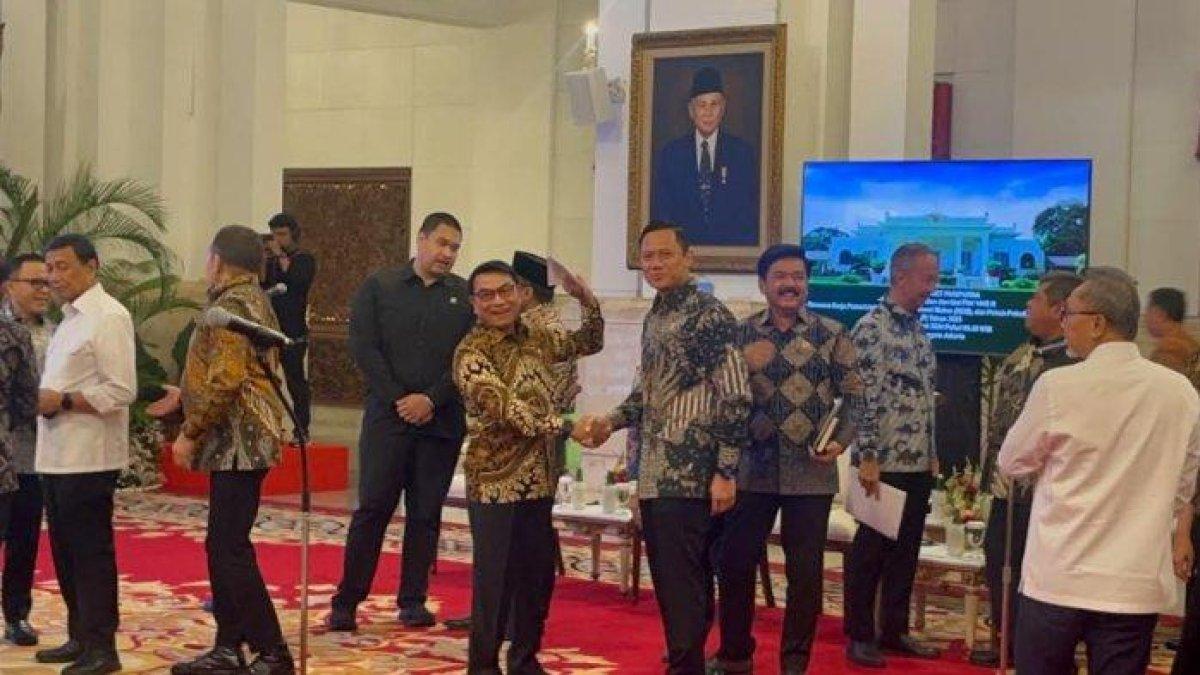Moeldoko (kiri) dan AHY tampak bersalaman sebelum mengikuti sidang kabinet di Istana Presiden Jakarta, Senin (26/2/2024).