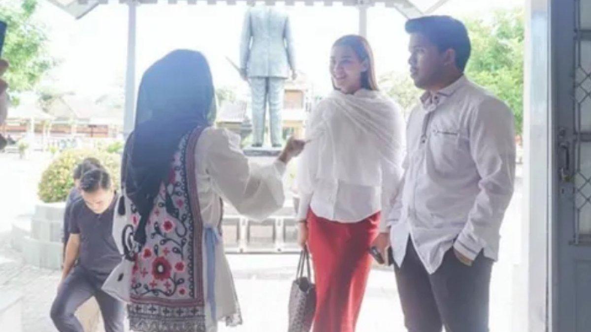 Momen Aaliyah Massaid dampingi Thariq Halilintar dalam kegiatan politik dan kunjungan ke makam Bung Karno