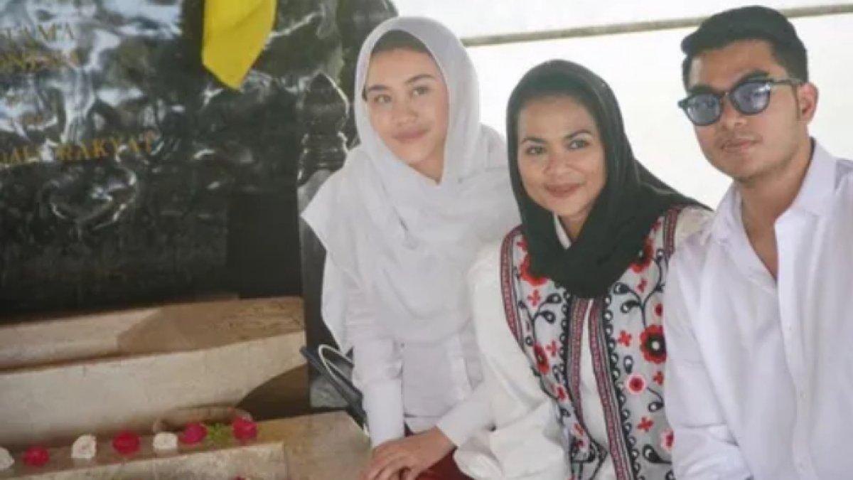 Momen Aaliyah Massaid dampingi Thariq Halilintar dalam kegiatan politik dan kunjungan ke makam Bung Karno