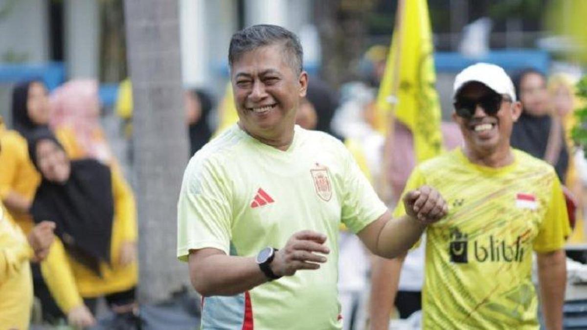 ABUSTAN ANDI BINTANG - Momen Abustan Andi Bintang meramaikan senam sehat yang dilaksanakan oleh DPD Golkar Barru bersama masyarakat, dalam rangka HUT ke-60 Golkar, diposting di akun Instagram @abustan.bintang. Abustan Andi Bintang Wakil Bupati Barru terpilih di Pilkada 2024