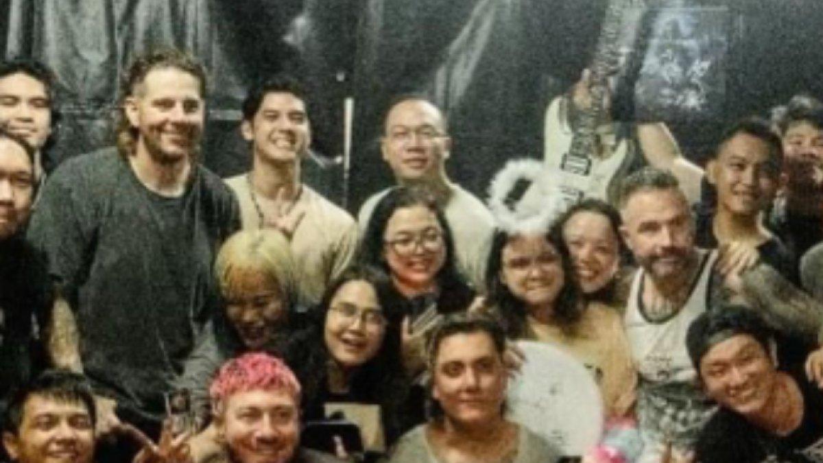 Momen Al Ghazali ketika nonton Avenged Sevenfold di Jakarta hingga berswafoto dan saling follow akun Instagram.