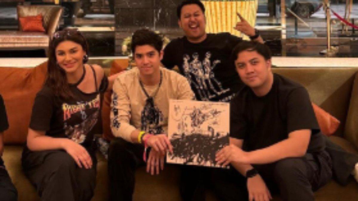 Momen Al Ghazali ketika nonton Avenged Sevenfold di Jakarta hingga berswafoto dan saling follow akun Instagram.